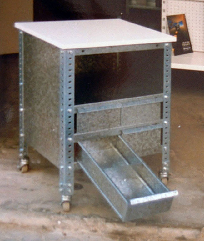 mesa con tablero blanco, cajones y ruedas